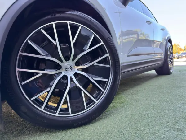 Porsche Macan Electric 4 6