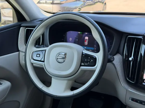 Volvo XC 60 2.0 B4 Plus Bright 28