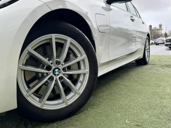 BMW 330 e Corporate Edition Auto 5