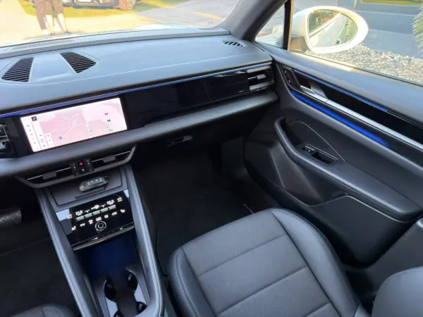 Porsche Macan Electric 4 34