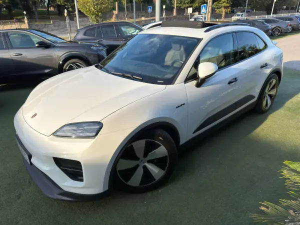 Porsche Macan Electric 4 8