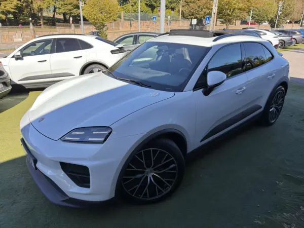 Porsche Macan Electric 4 7