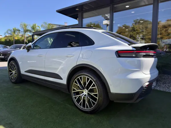 Porsche Macan Electric 4 15