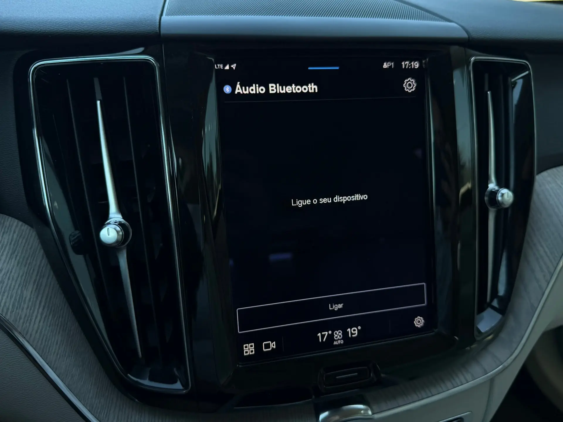 Volvo XC 60 2.0 B4 Plus Bright 38