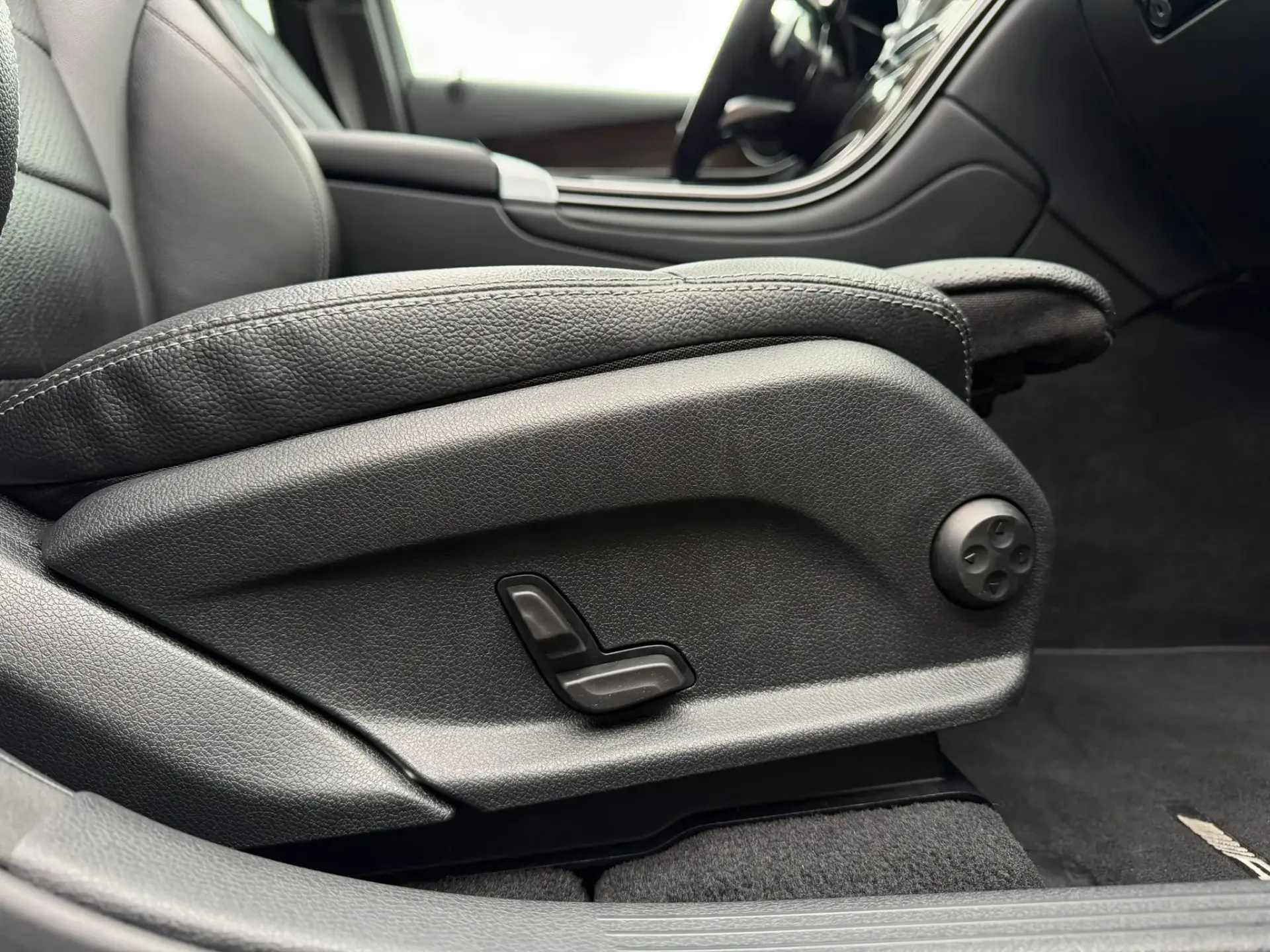 Mercedes-Benz GLC 300 e 4Matic 21