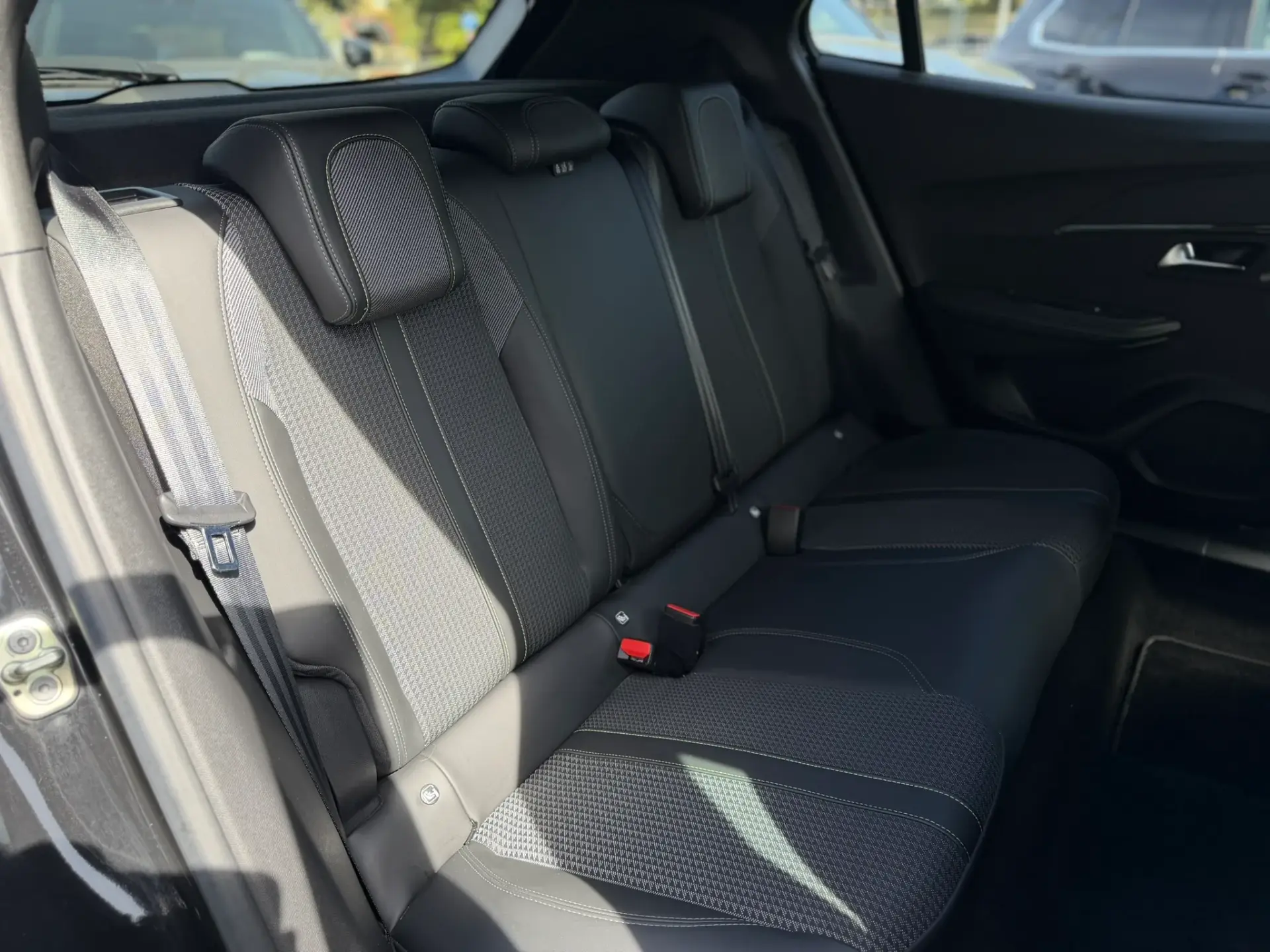 Peugeot e-2008 50 kWh GT 19