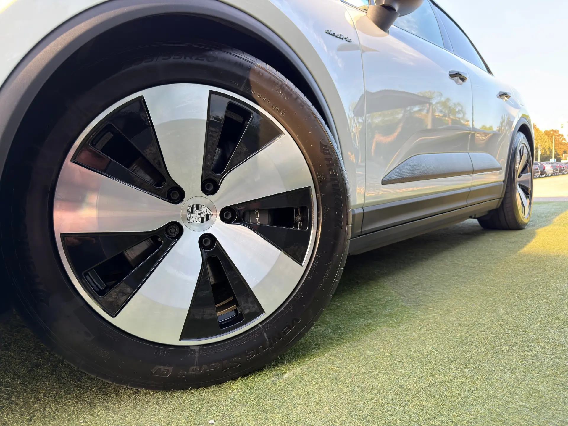 Porsche Macan Electric 4 7
