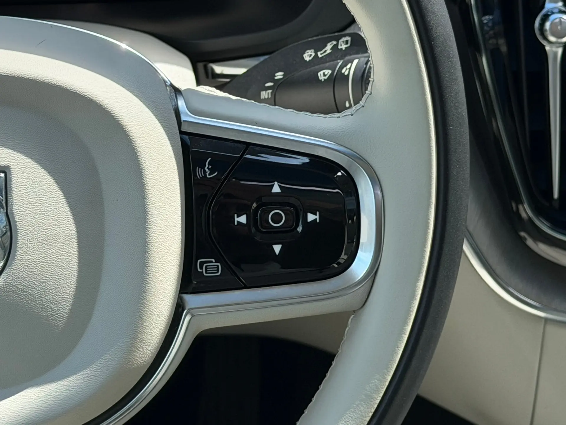 Volvo XC 60 2.0 T6 PHEV Ultimate Dark AWD 36
