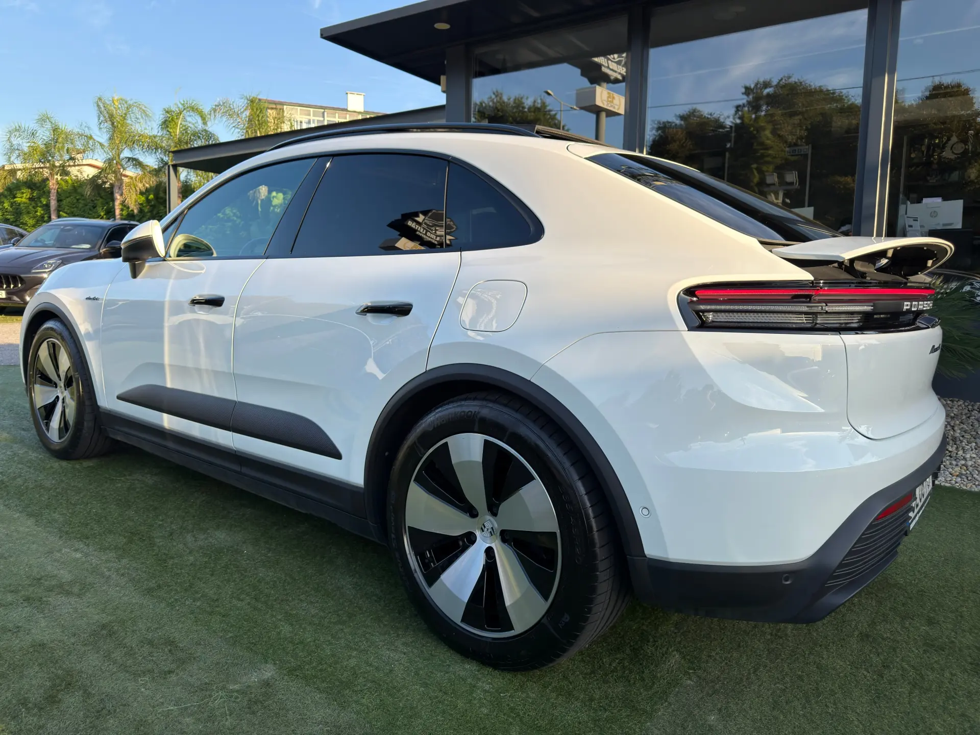Porsche Macan Electric 4 16