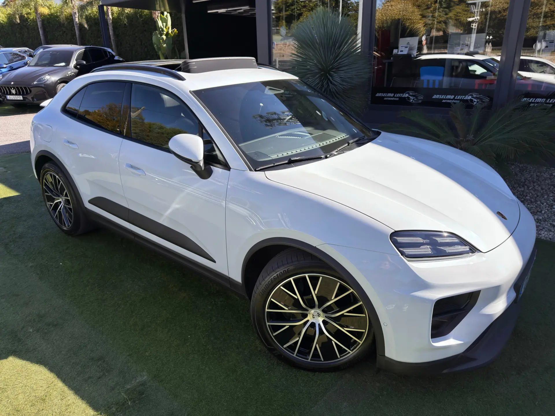 Porsche Macan Electric 4 10