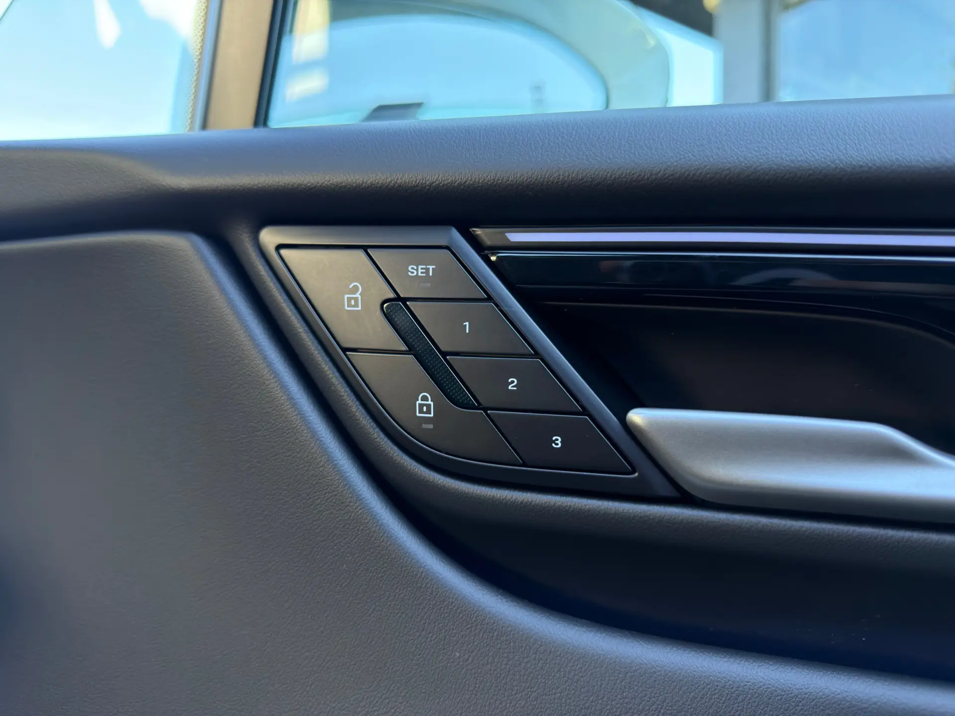 Porsche Macan Electric 4 24