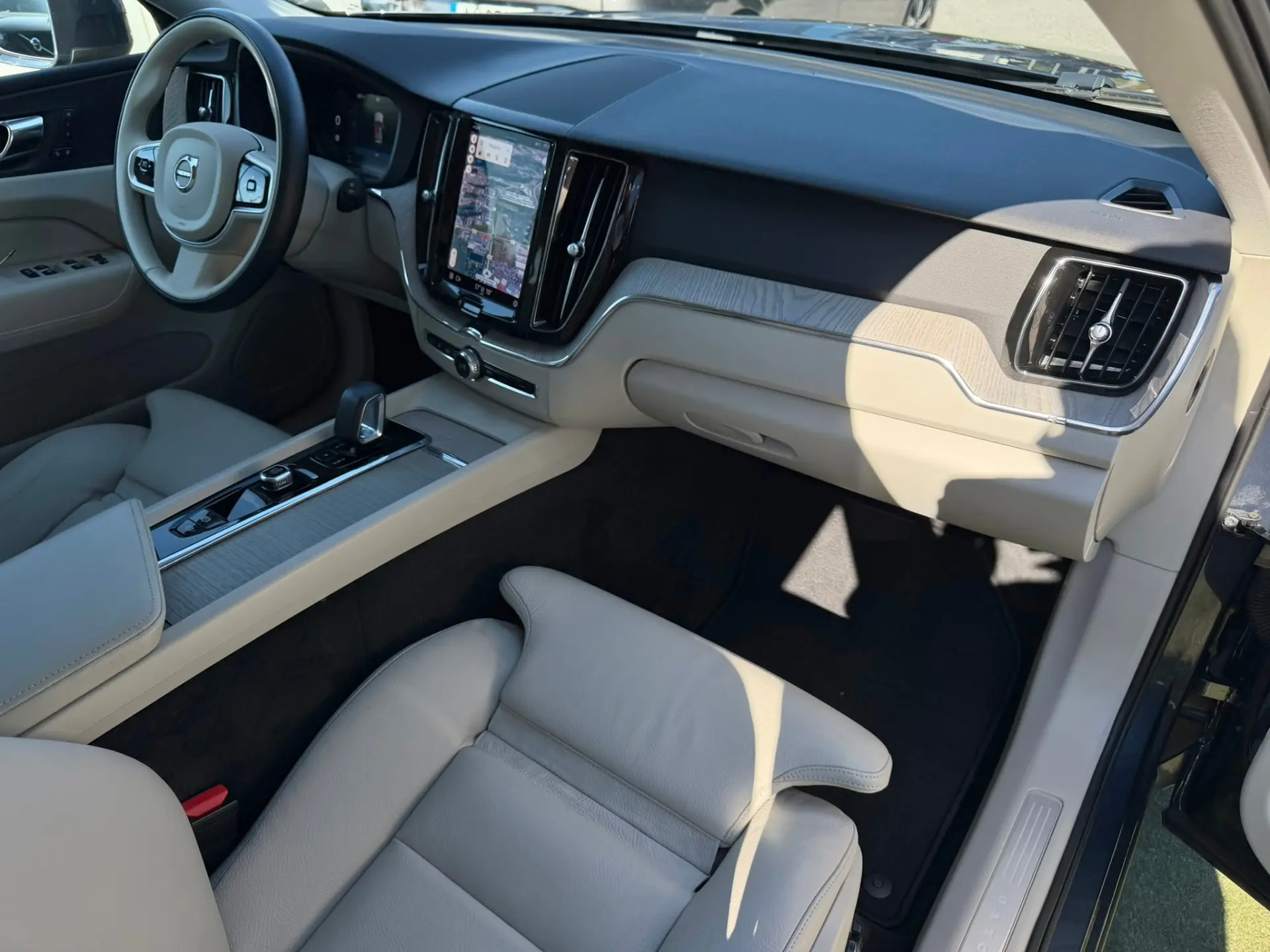 Volvo XC 60 2.0 B4 Plus Bright 19