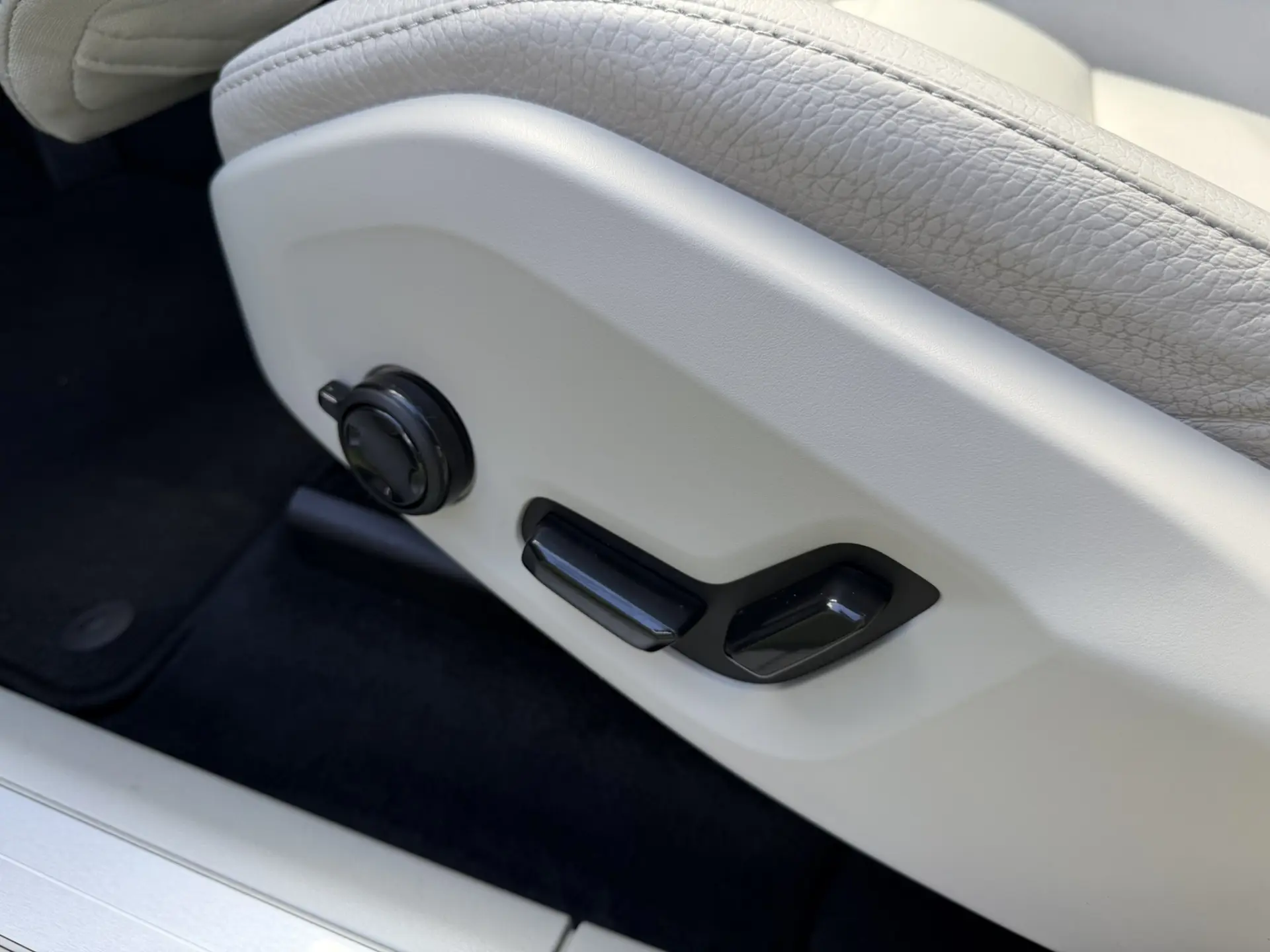 Volvo XC 60 2.0 T6 PHEV Ultimate Dark AWD 19