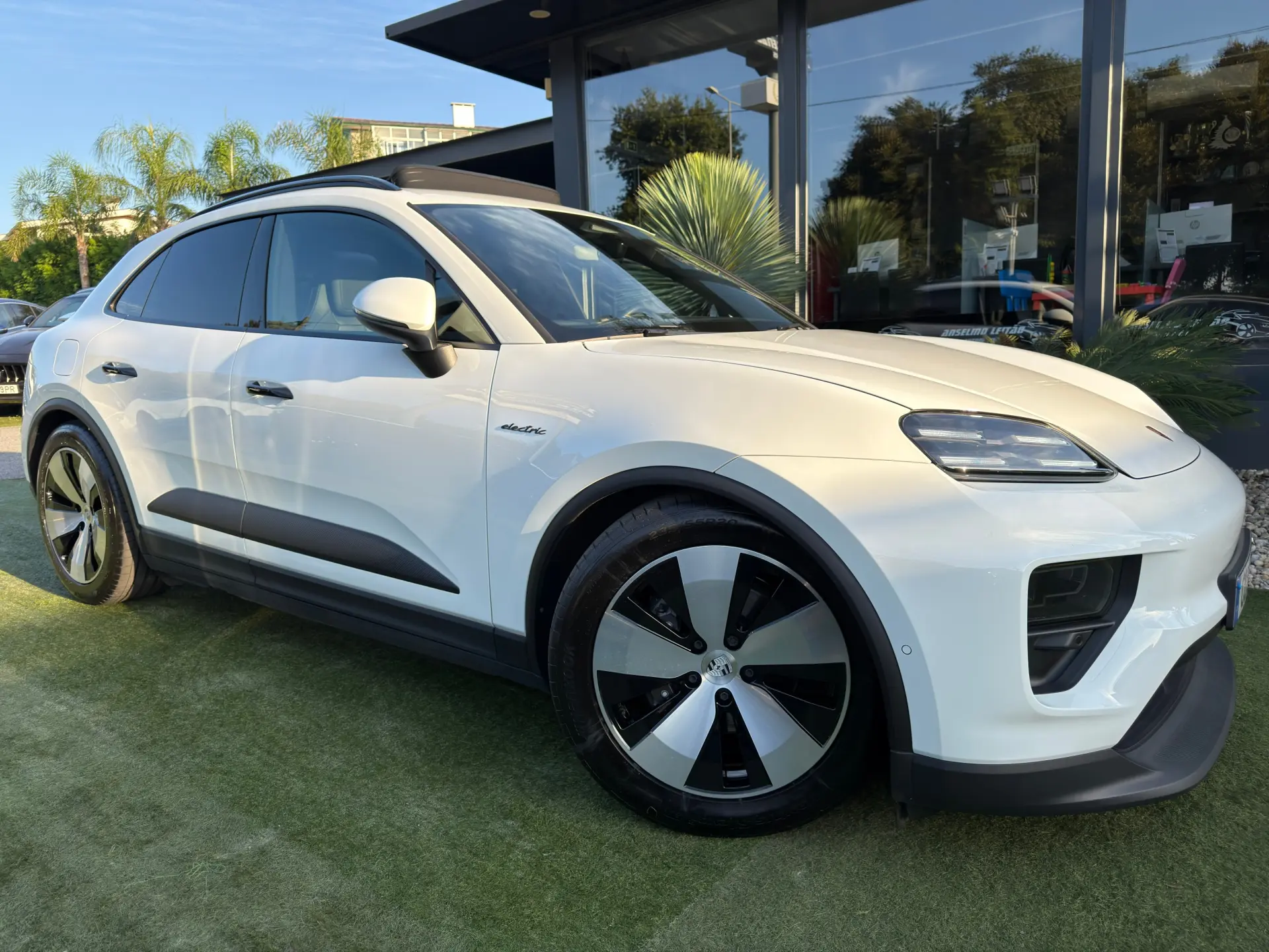 Porsche Macan Electric 4 10