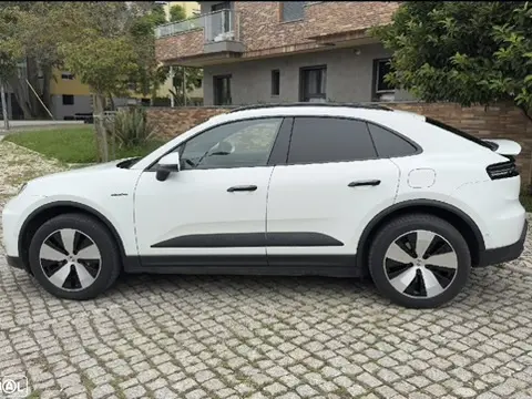 Porsche Macan Electric 4 6