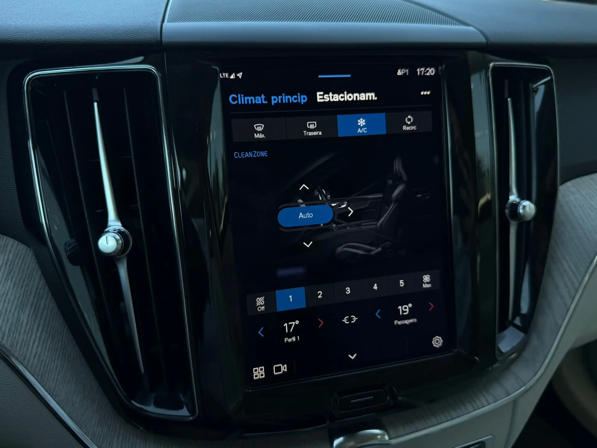 Volvo XC 60 2.0 B4 Plus Bright 43