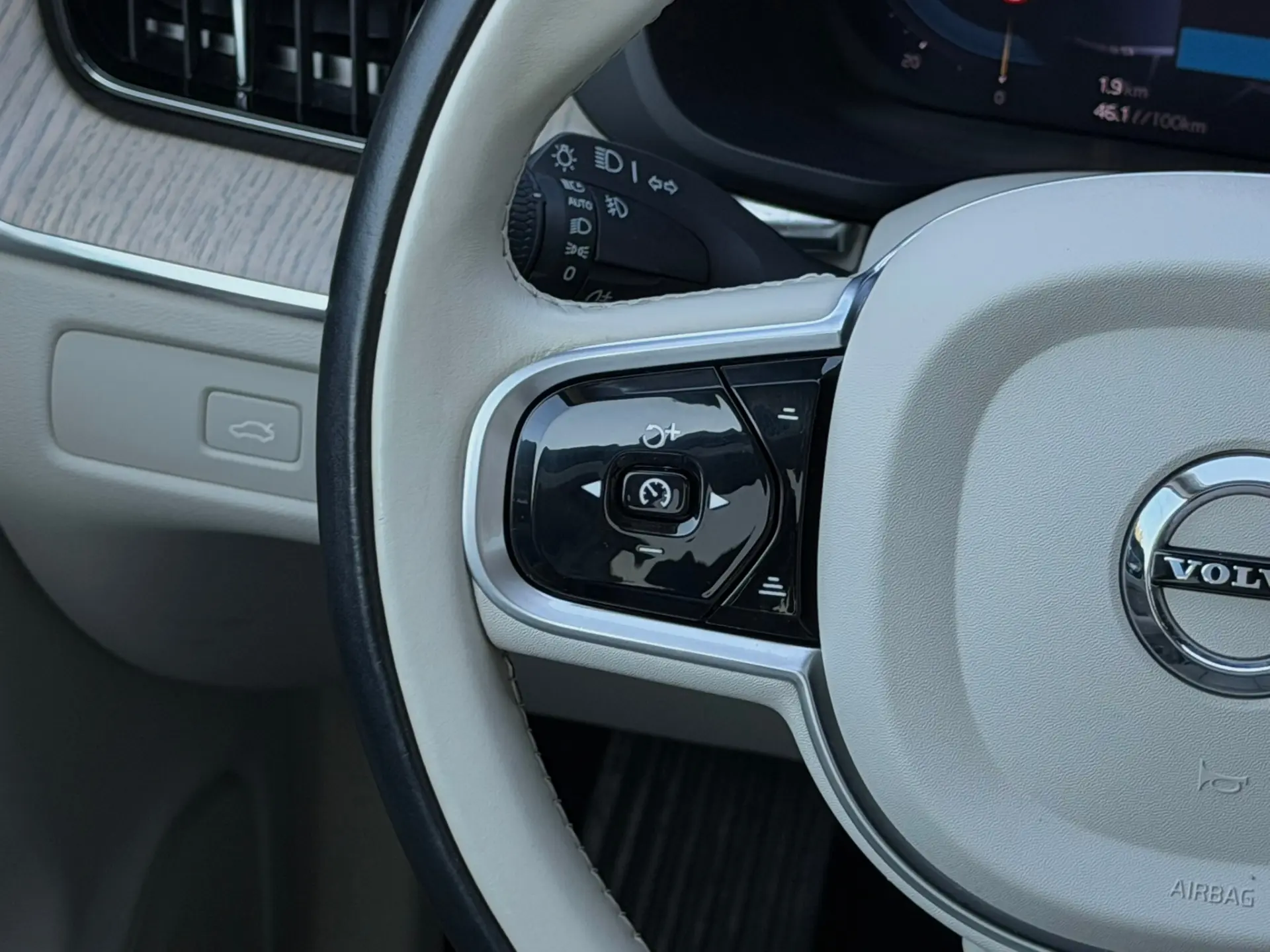 Volvo XC 60 2.0 B4 Plus Bright 32