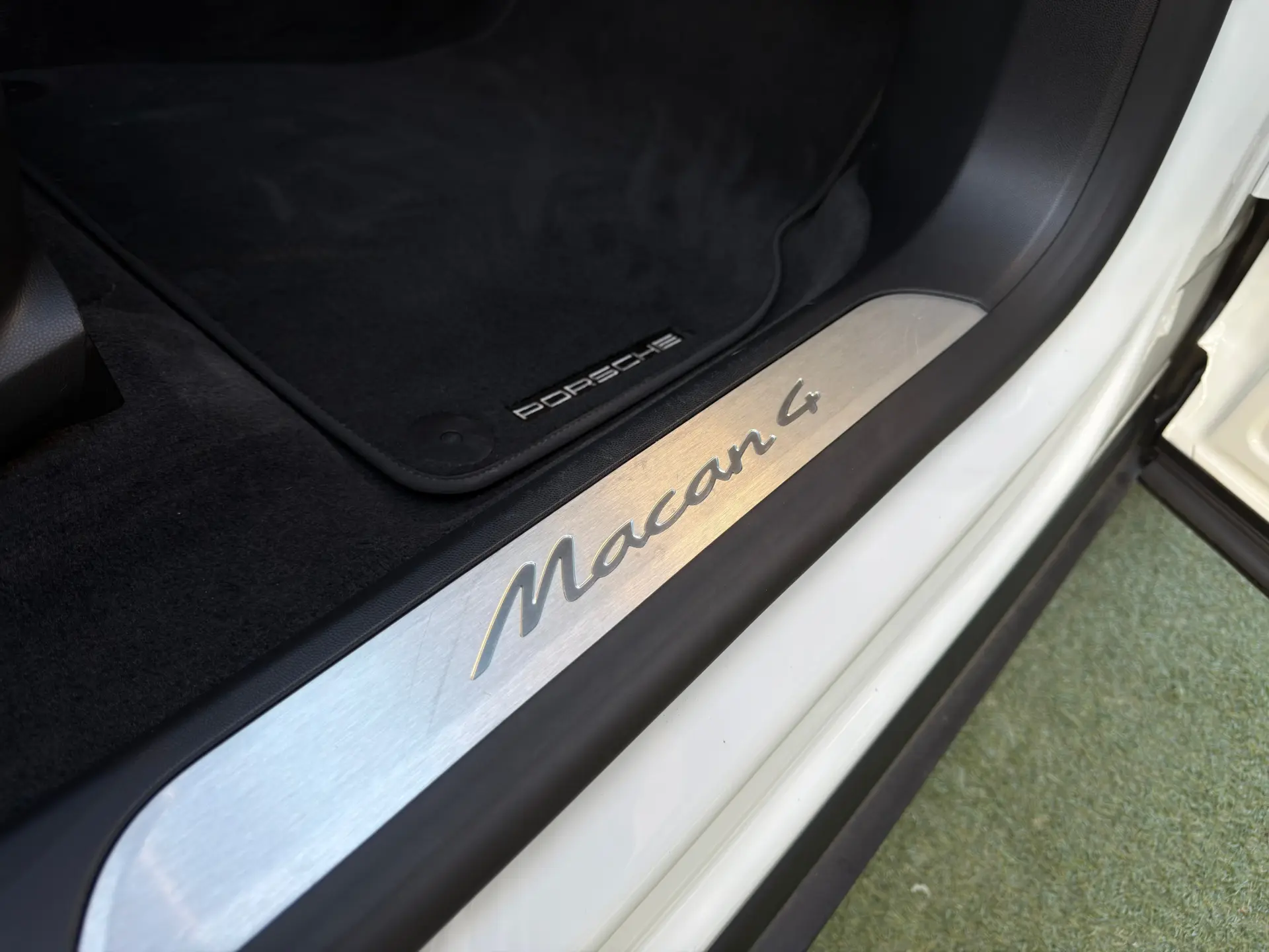 Porsche Macan Electric 4 26
