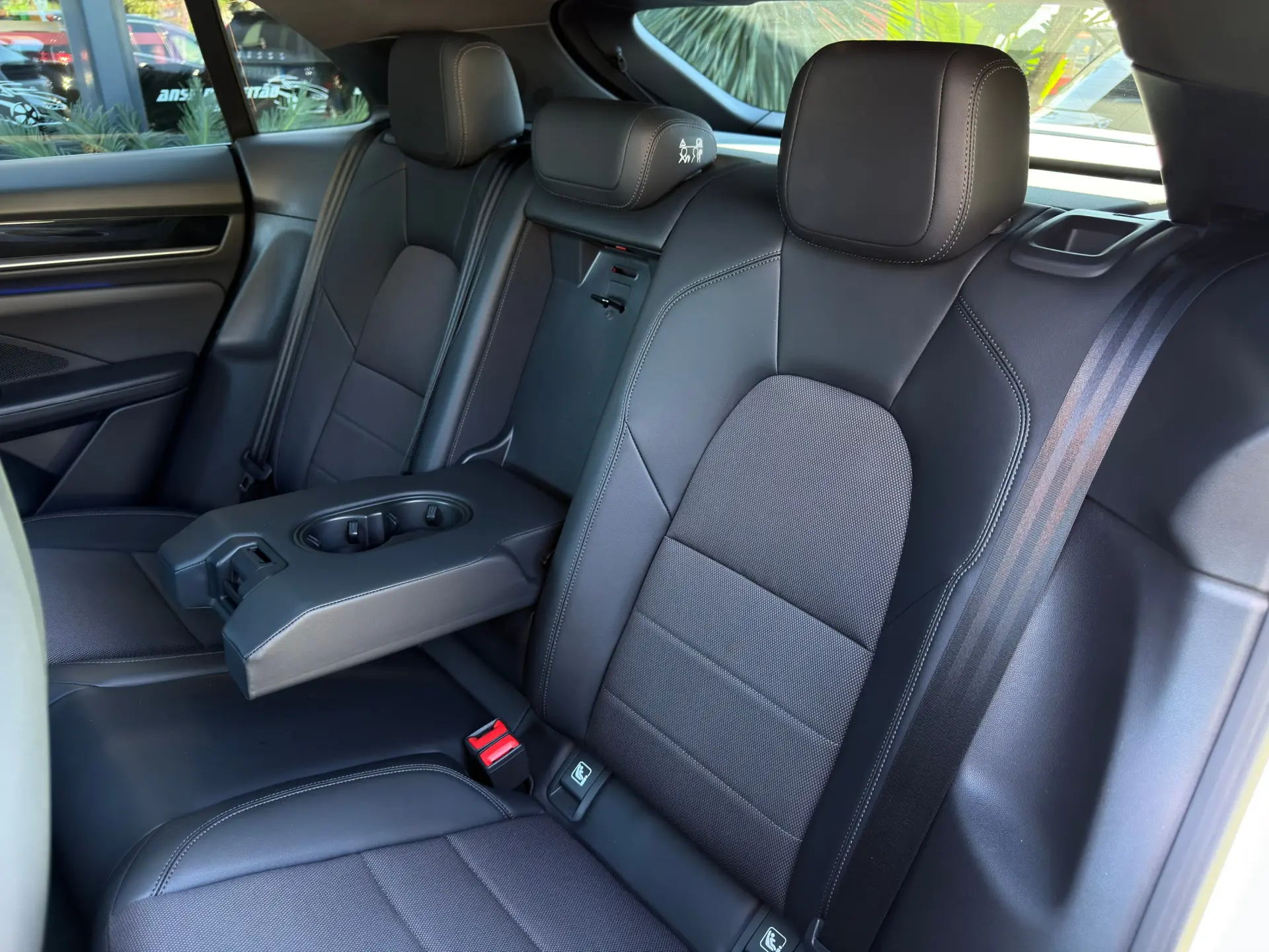 Porsche Macan Electric 4 26