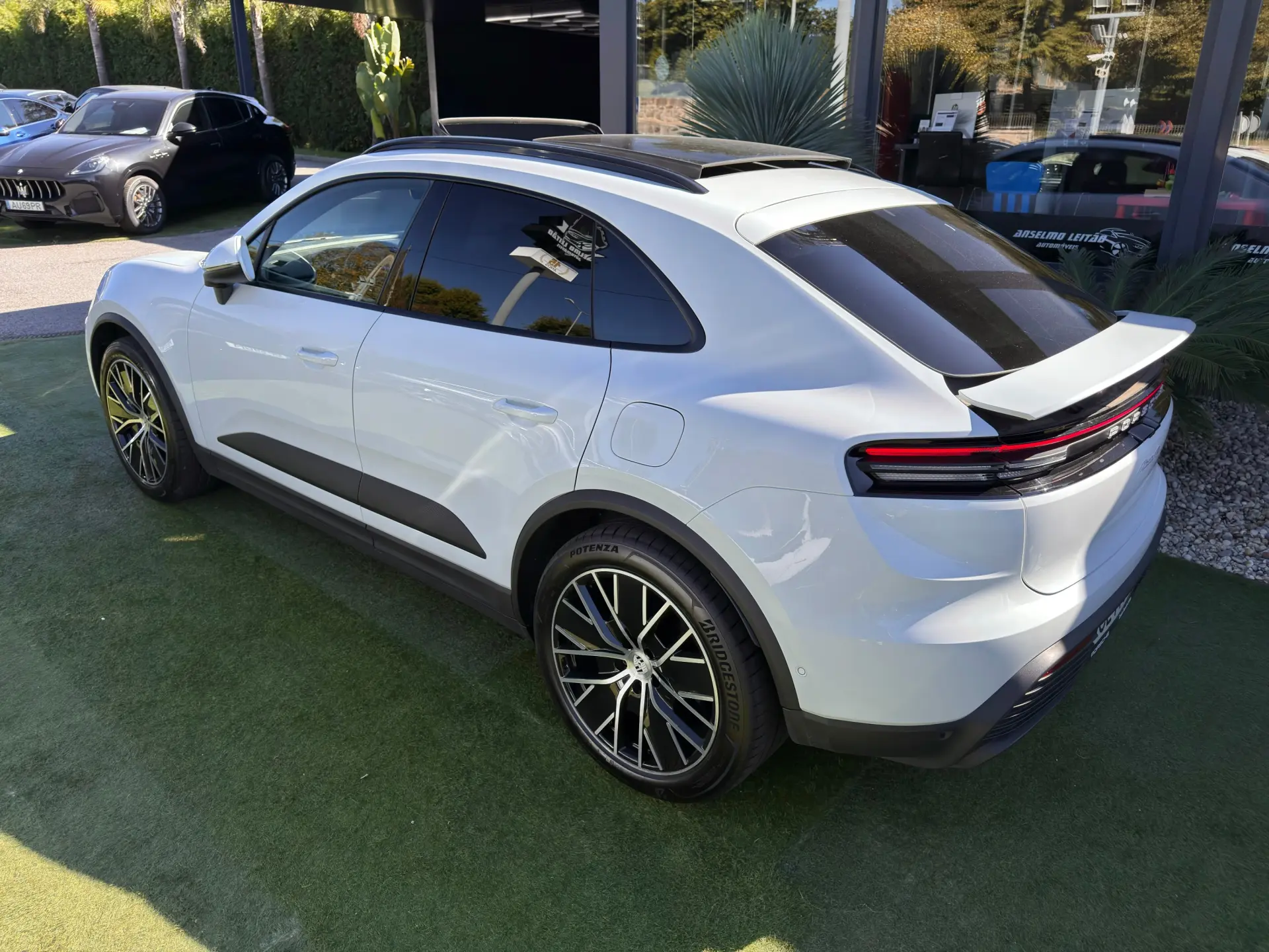Porsche Macan Electric 4 16