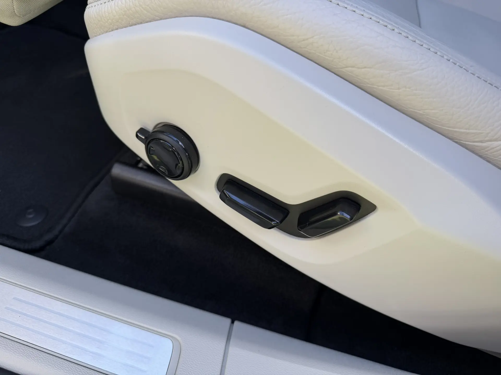 Volvo XC 60 2.0 B4 Plus Bright 17