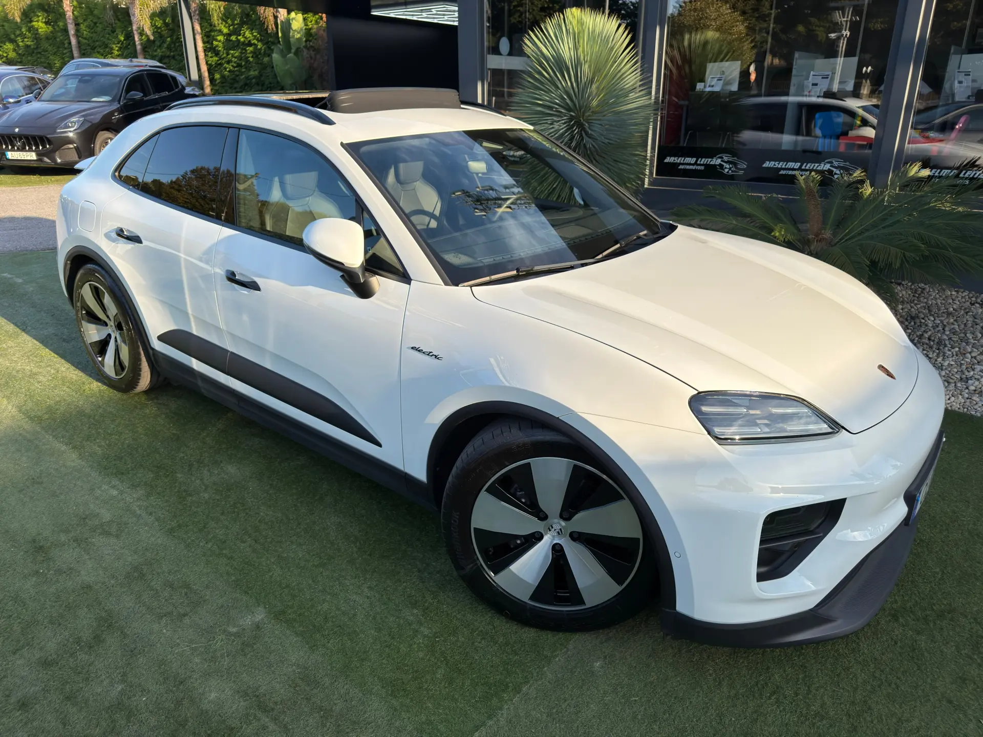 Porsche Macan Electric 4 11