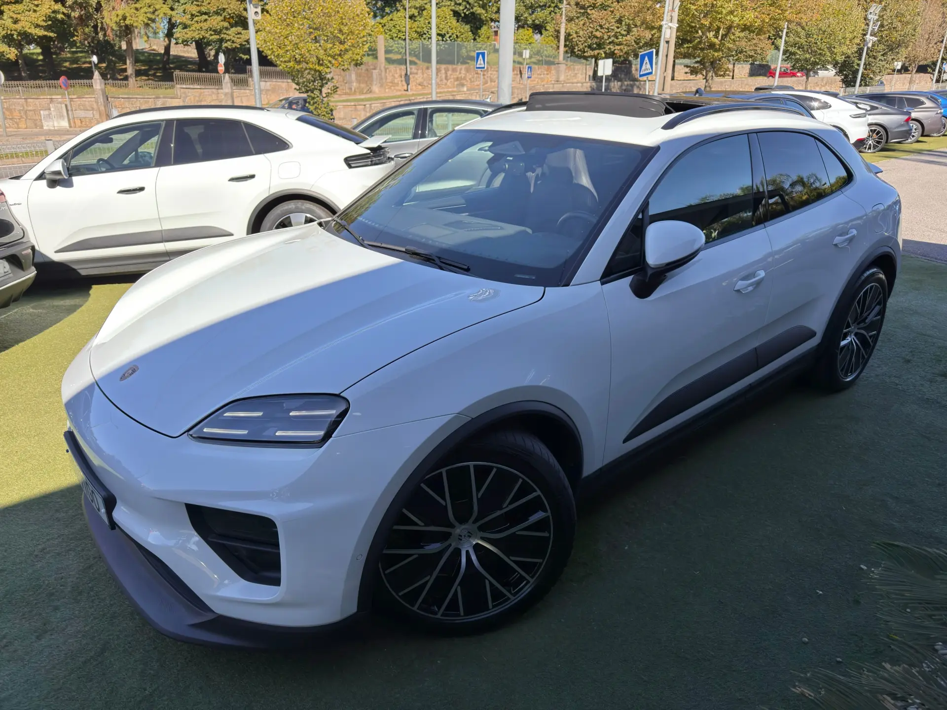 Porsche Macan Electric 4 7