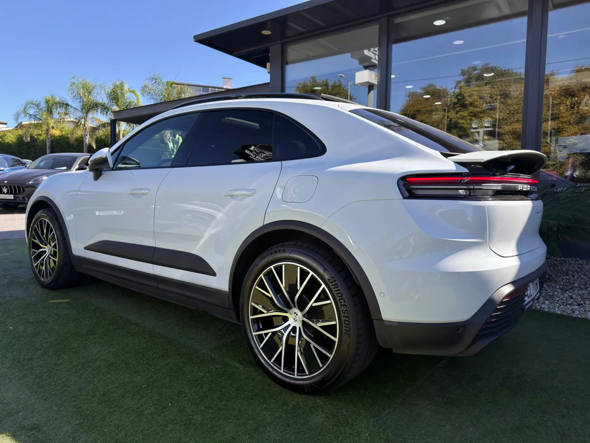 Porsche Macan Electric 4 15