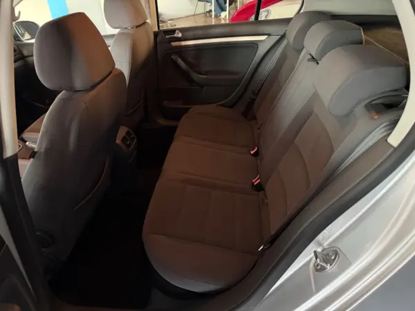 Volkswagen Golf 1.6 TDi Confortline 16