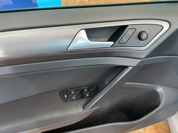 Volkswagen Golf 1.6 TDi Highline 10