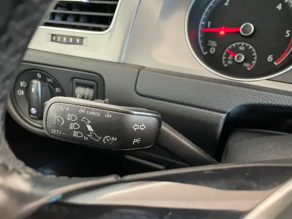 Volkswagen Golf 1.6 TDi Highline 15