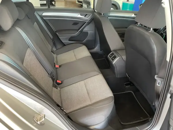 Volkswagen Golf 1.6 TDi Highline 21