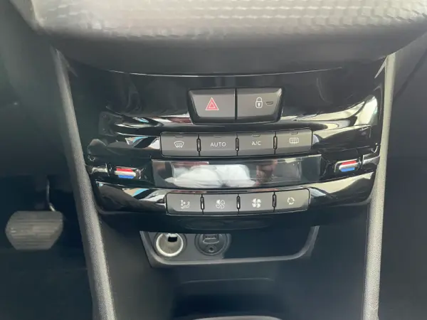 Peugeot 208 1.2 PureTech Allure EAT6 15