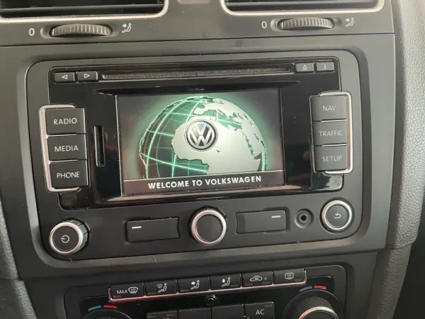 Volkswagen Golf 1.6 TDi Confortline DSG 11