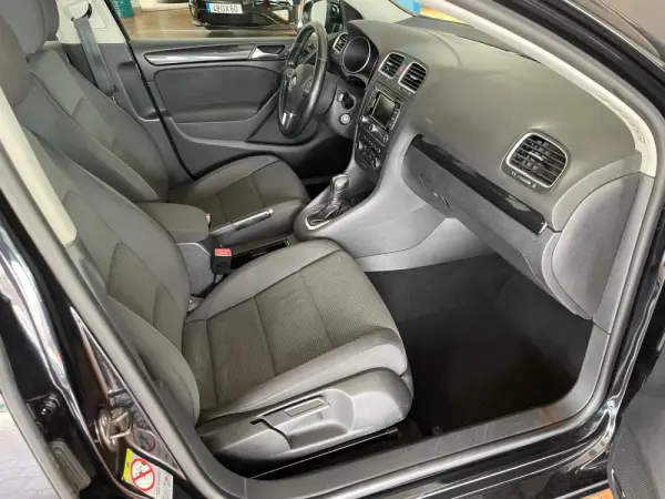 Volkswagen Golf 1.6 TDi Confortline DSG 28