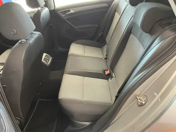 Volkswagen Golf 1.6 TDi Highline 19