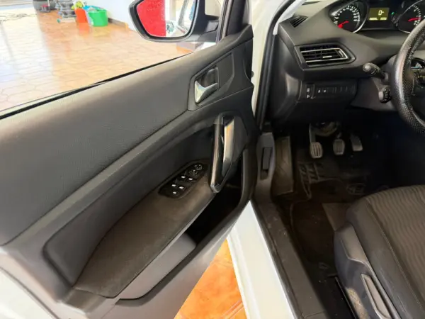 Peugeot 308 SW BlueHDi 100 Stop & Start Nível 1 Business-Line 9