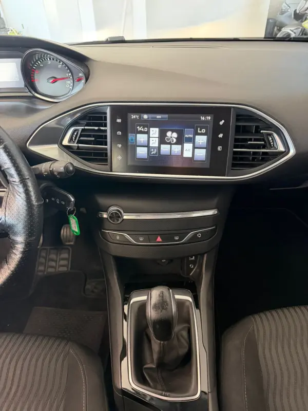 Peugeot 308 SW BlueHDi 100 Stop & Start Nível 1 Business-Line 10