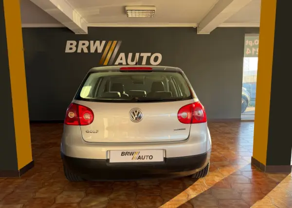Volkswagen Golf 1.6 TDi Confortline 4