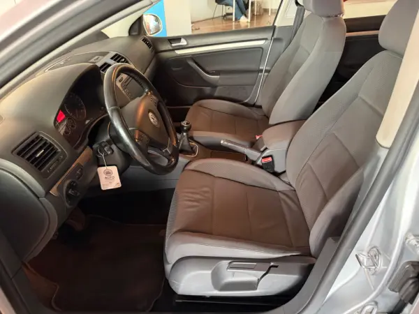 Volkswagen Golf 1.6 TDi Confortline 8