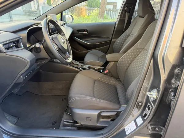 Toyota Corolla 1.8 Hybrid Exclusive 6