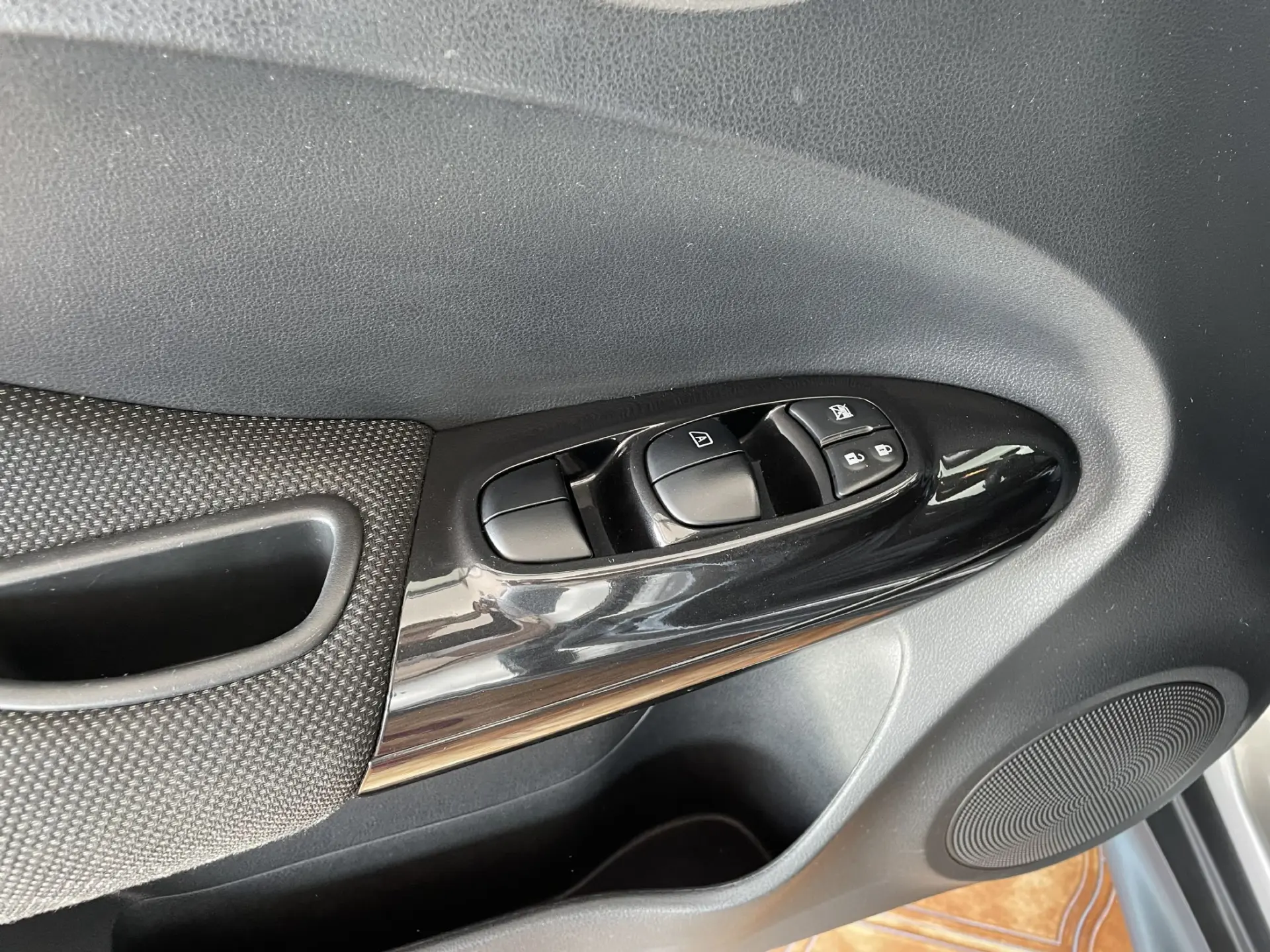 Nissan Juke 1.5 dCi Tekna Pack Exterior 2 Black Tokyo 10