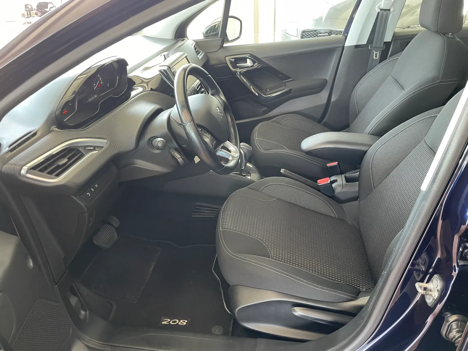 Peugeot 208 1.2 PureTech Allure EAT6 9