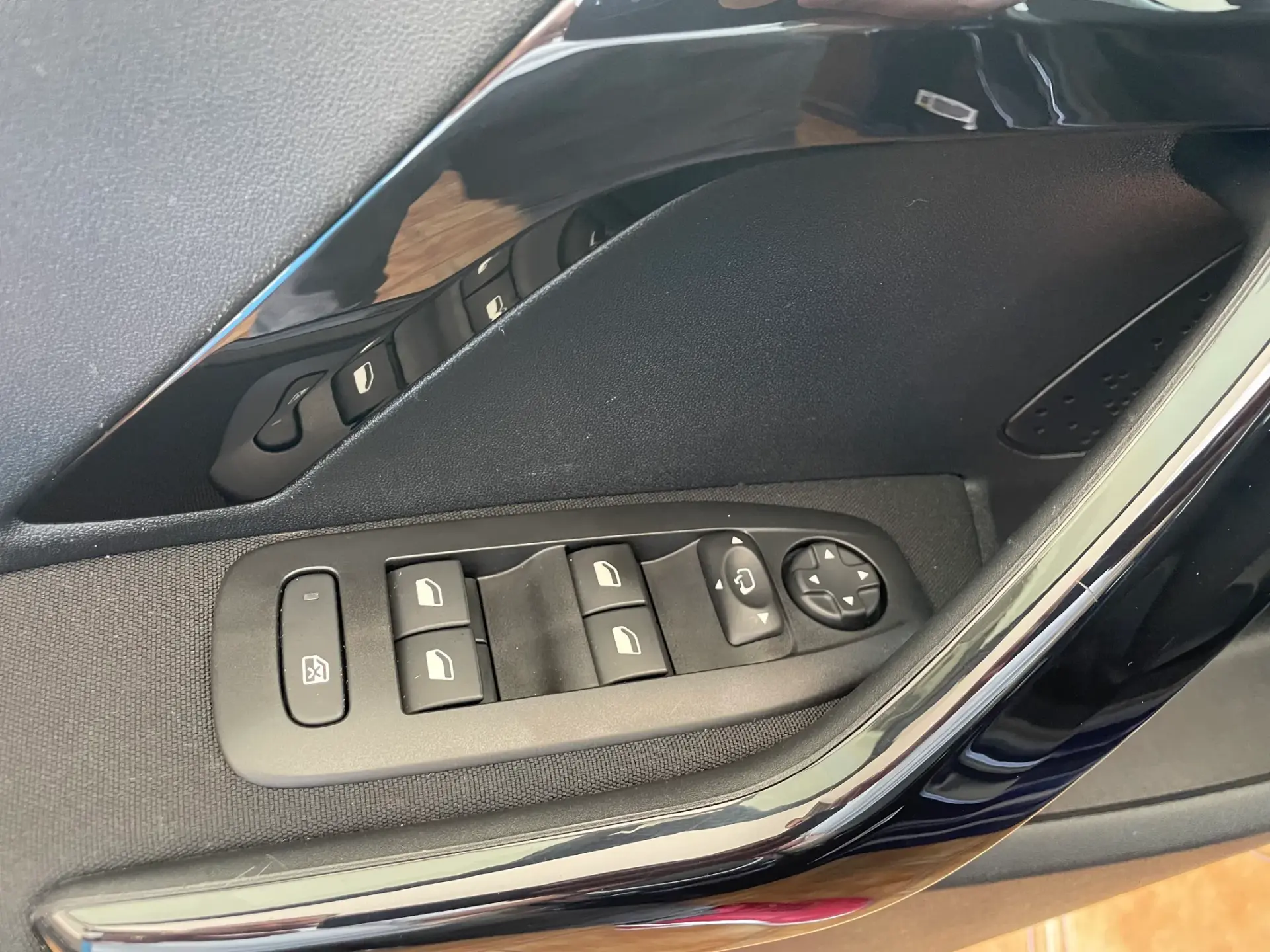 Peugeot 208 1.2 PureTech Allure EAT6 11