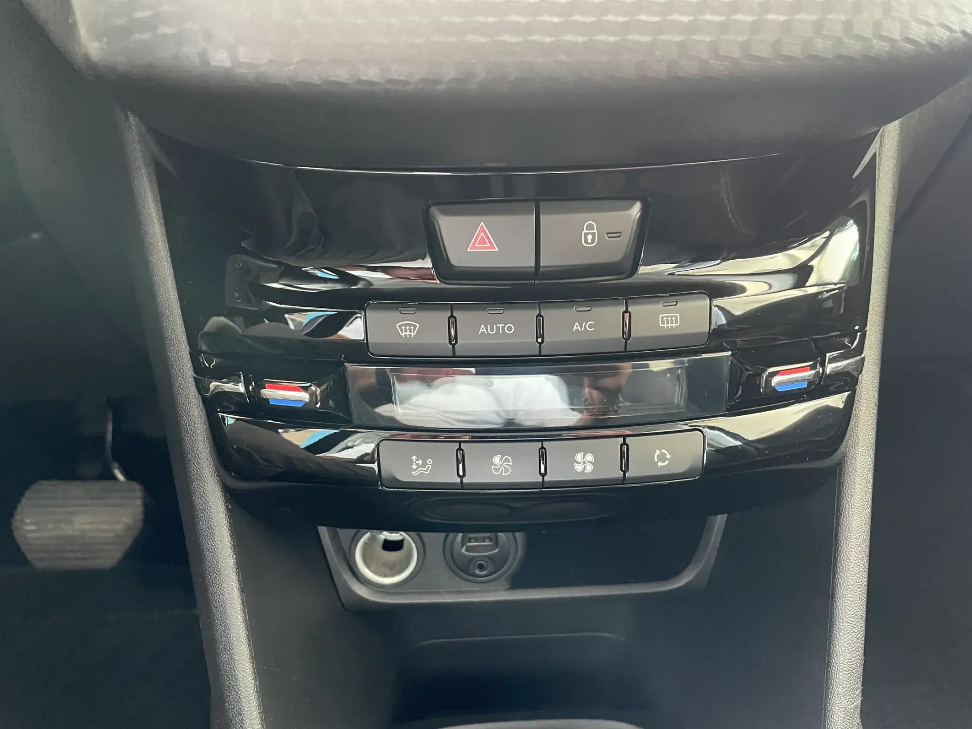Peugeot 208 1.2 PureTech Allure EAT6 15