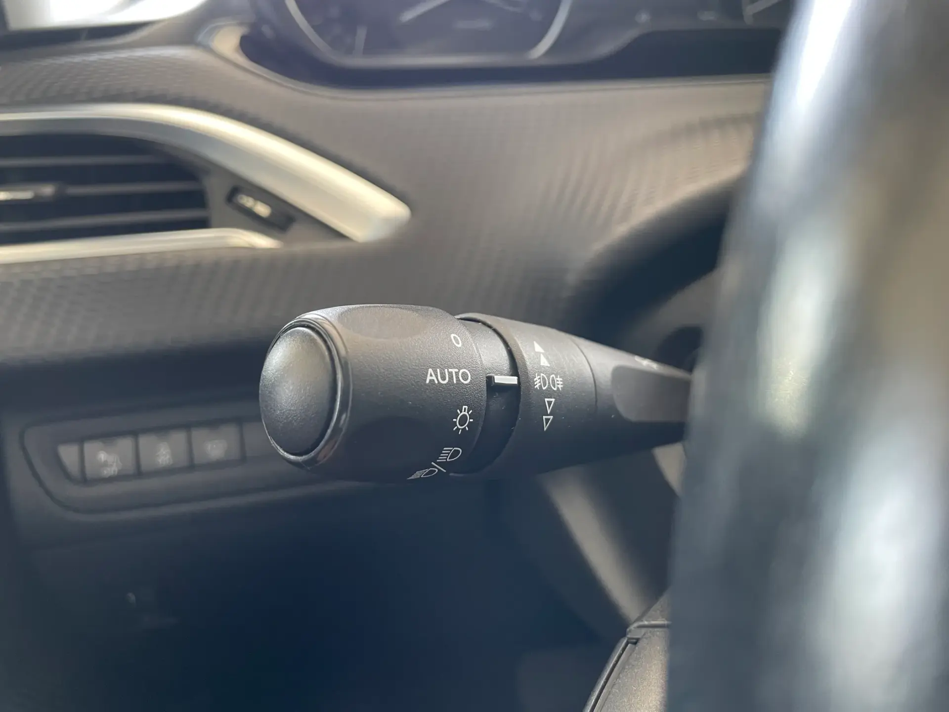 Peugeot 208 1.2 PureTech Allure EAT6 16
