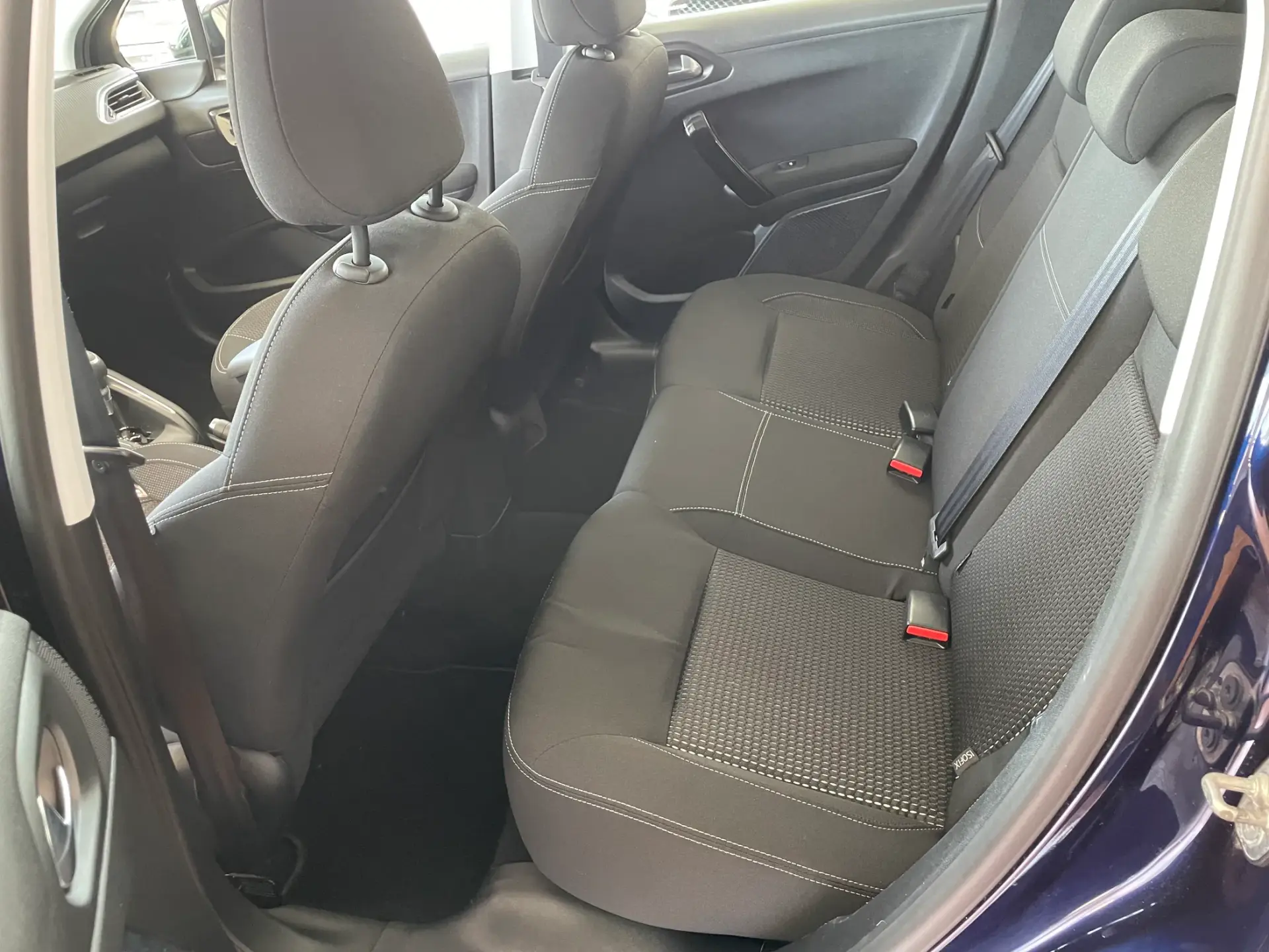 Peugeot 208 1.2 PureTech Allure EAT6 23