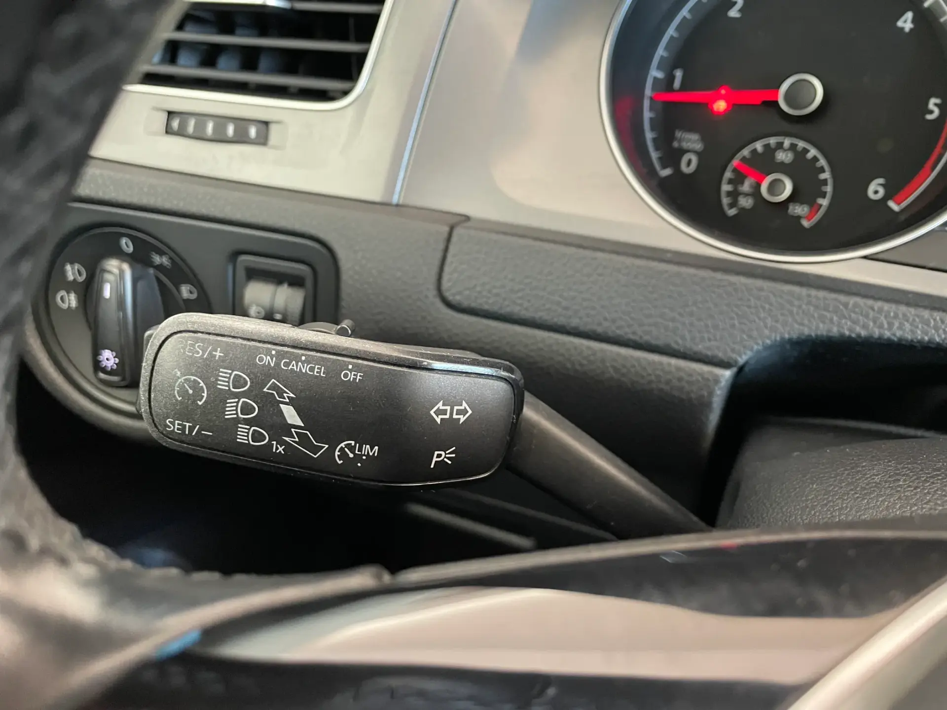 Volkswagen Golf 1.6 TDi Highline 15