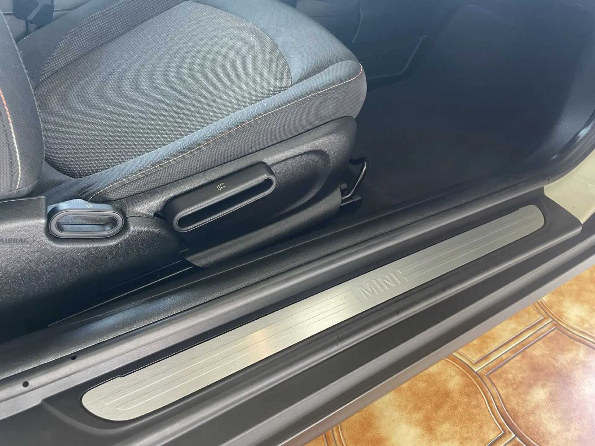 MINI 3 Portas One D 28