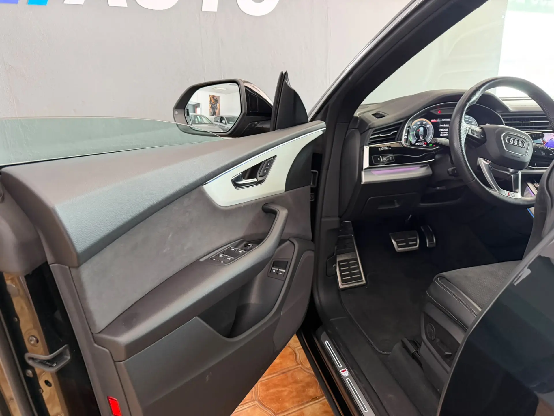 Audi Q8 55 TFSIe quattro Tiptronic 27
